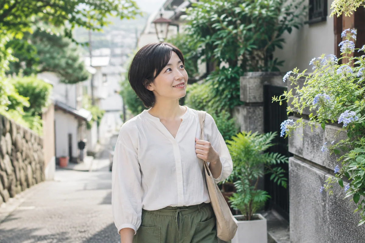 いつもと違う道を散歩しながら周囲を観察する成人