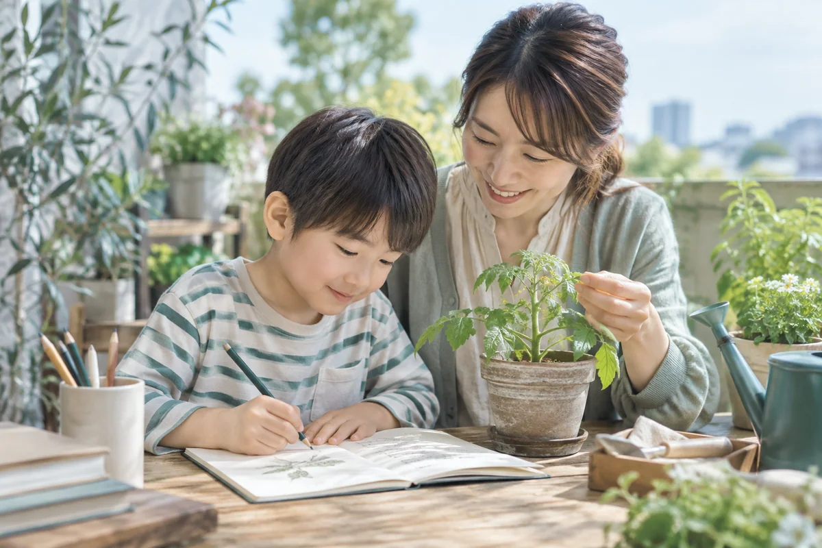 子どもと親が植物を観察しノートに記録する場面