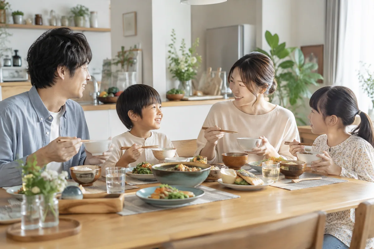 家族が食卓で穏やかに会話する場面