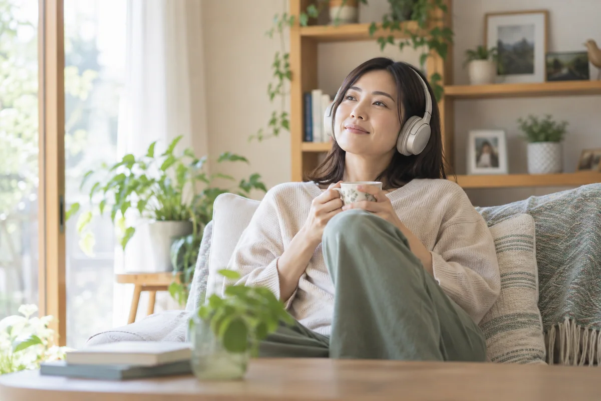 自宅で音楽を穏やかに聴く成人